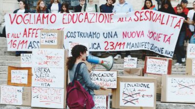 Copertina di Educazione affettiva nelle scuole, via libera in Cassazione al referendum anti-Valditara