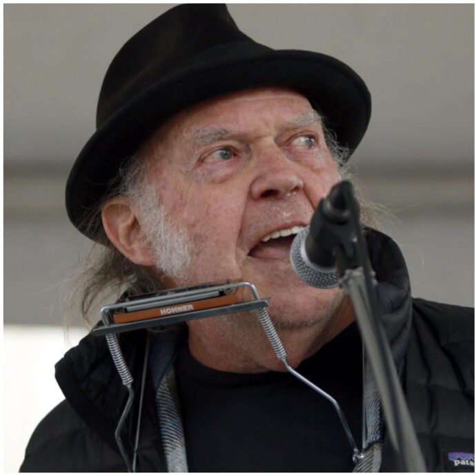 Neil Young fa causa al comitato di Donald Trump per 10 milioni di dollari: il brano “Rockin’ in the Free World” suonato ancora, nonostante l’accordo del 2020