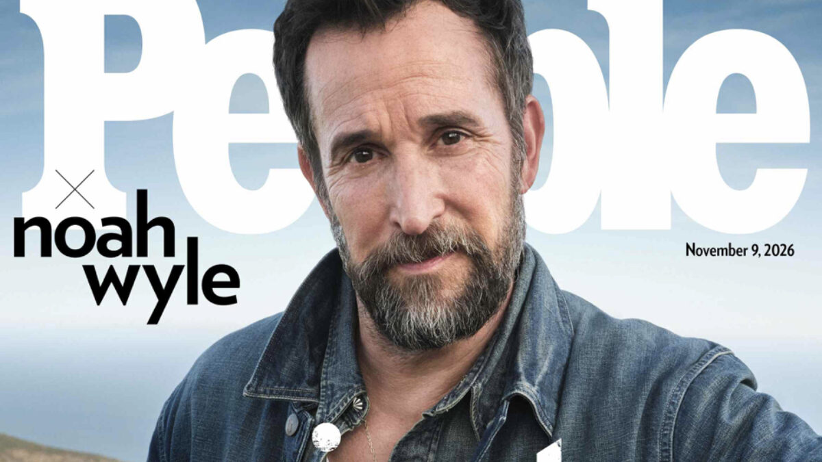 “Noah Wyle è l’uomo più sexy del mondo del 2026”: la rivista People incorona l’attore di “The Pitt”. L’attore confessa: “Lavare i piatti ha un effetto terapeutico”
