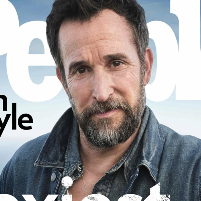 “Noah Wyle è l’uomo più sexy del mondo del 2026”: la rivista People incorona l’attore di “The Pitt”. L’attore confessa: “Lavare i piatti ha un effetto terapeutico”