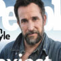 Copertina di “Noah Wyle è l’uomo più sexy del mondo del 2026”: la rivista People incorona l’attore di “The Pitt”. L’attore incredulo 
