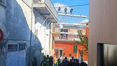 Copertina di Tre operai minacciano di buttarsi da un’impalcatura nel Teramano: “Siamo in subappalto e non ci pagano”. Poi arriva l’accordo
