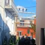 Copertina di Tre operai minacciano di buttarsi da un’impalcatura nel Teramano: “Siamo in subappalto e non ci pagano”