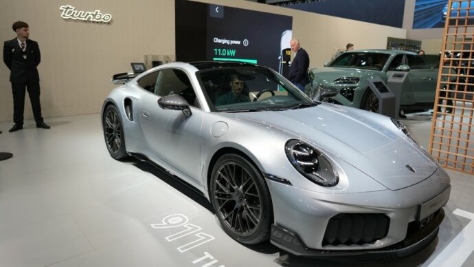 Porsche torna a fare utili, ma vende meno auto. Il segreto è la 911