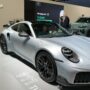 Copertina di Porsche torna a fare utili, ma vende meno auto. Il segreto è la 911