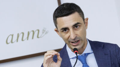 Copertina di Siher libero, l’Anm difende la gip: “Da Meloni consueta intimidazione”. I vertici del Tribunale: “Frasi irricevibili, la vergogna riguarda altri”
