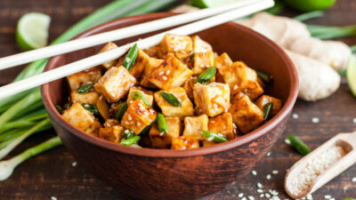 Copertina di Il tofu batte carne e formaggi: è al primo posto nella classifica di Cambridge delle migliori fonti proteiche. Pollo solo settimo, tonno ottavo e cheddar ultimo: ecco perché