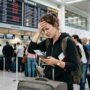 Copertina di Perché controlliamo il passaporto 10 volte prima di partire e fotografare tutto? Ecco cosa succede al cervello 