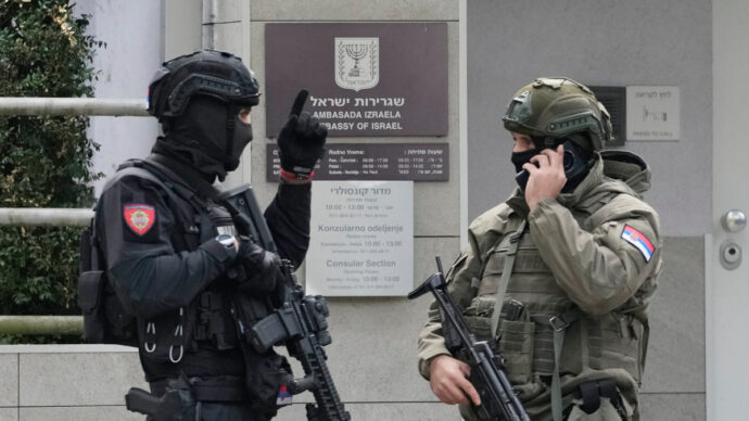 Belgrado, attacca poliziotto con il coltello davanti all’ambasciata di Israele: ucciso. “E’ un minore sostenitore dell’Isis”