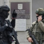 Copertina di Belgrado, attacca poliziotto con il coltello davanti all’ambasciata di Israele: ucciso. “E’ un minore sostenitore dell’Isis”