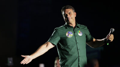 Copertina di Bolsonaro Jr fuggito in Usa, il “piano B” era già pronto: “Abbattere Lula dall’esterno in caso di sconfitta alle urne”