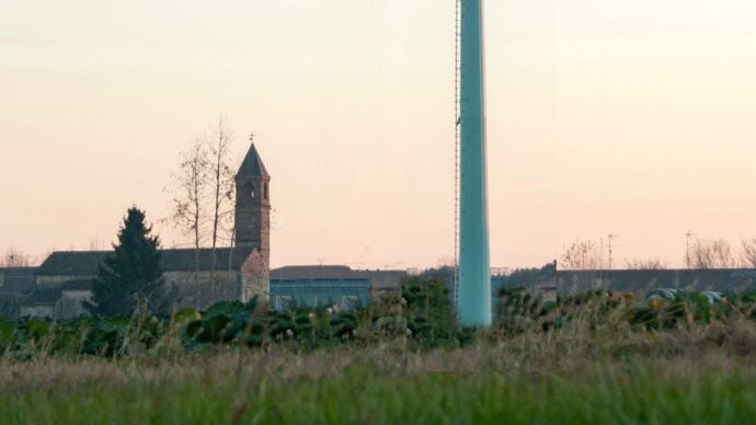 Padova, l’antenna telefonica vince contro l’oratorio vincolato con gli affreschi del Mille. La Sovrintendenza: “Forte impatto, ma basta verniciarla di azzurro”