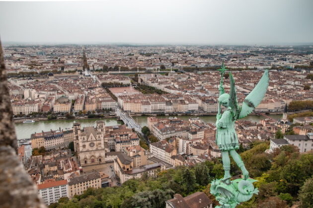 Passaggi segreti tra i palazzi, botteghe della seta e una brasserie di 190 anni: un weekend alla scoperta di Lione, la città francese dove sono nati il cinema e la grande gastronomia