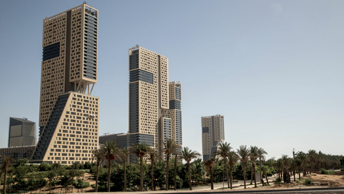 Grattacieli e grandi opere: il Cairo quasi come Dubai. Solo che ci sono anche i poveri