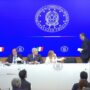 Copertina di Il ministro Giorgetti prova a lasciare la conferenza stampa ma Meloni lo blocca: “Se vai via tu noi che facciamo?”
