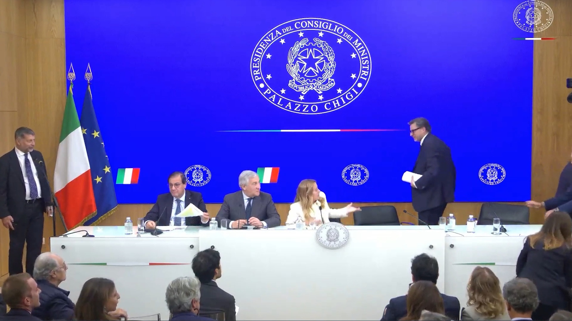 il ministro giorgetti prova a lasciare la conferenza stampa ma meloni lo blocca se vai via tu noi che facciamo da Ilfattoquotidiano.it il ministro giorgetti prova a lasciare la conferenza stampa ma meloni lo blocca se vai via tu noi che facciamo