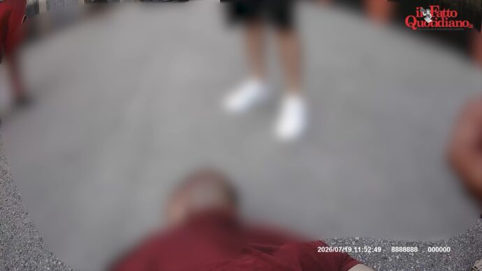 Copertina di Morte Fakir, la frase dell'agente davanti al corpo già esanime catturata dalla bodycam: “Aò? Muori và” | Video