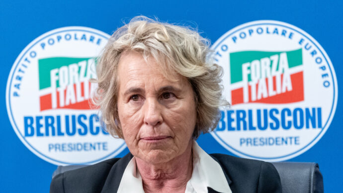 Medici no-vax, la Camera approva il reintegro voluto da FdI. Ma Forza Italia si ribella: “Cambieremo la norma in Senato”
