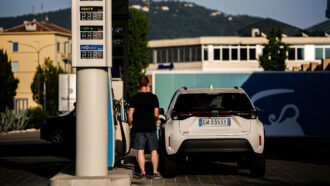 Copertina di Rincari carburanti, taglio delle accise da 4 centesimi al litro fino al 7 novembre. Unione consumatori: “Presa in giro ridicola”