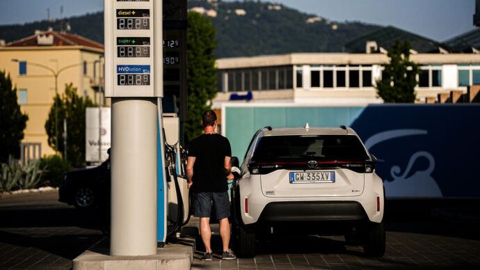 Rincari carburanti, taglio delle accise da 4 centesimi al litro fino al 7 novembre. Unione consumatori: “Presa in giro ridicola”