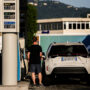 Copertina di Rincari carburanti, taglio delle accise da 4 centesimi al litro fino al 7 novembre. Unione consumatori: “Presa in giro ridicola”