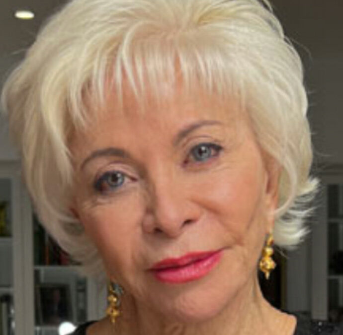 “Ho sognato Antonio Banderas, era nudo su una tortilla messicana, con guacamole e salsa, lo arrotolavo e lo mangiavo. L’amore? Muore, senza alcun motivo”: Isabel Allende si racconta