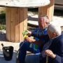 Copertina di Un vecchio divano e i bicchieri di vino: lo splendido brindisi dei due anziani tifosi a bordo campo | Domeniche Bestiali
