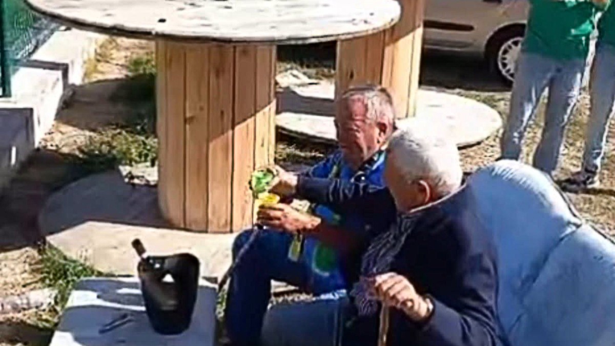 un vecchio divano e i bicchieri di vino lo splendido brindisi dei due anziani tifosi a bordo campo domeniche bestiali da Ilfattoquotidiano.it un vecchio divano e i bicchieri di vino lo splendido brindisi dei due anziani tifosi a bordo campo domeniche bestiali