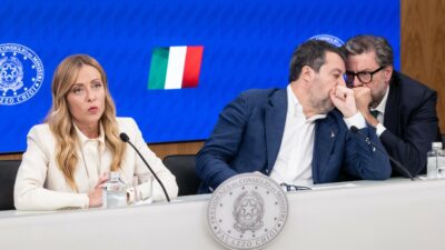 Copertina di Meloni: “Ok alla manovra da 26 miliardi”. Irpef al 33% solo fino a 55mila euro e niente detassazione delle tredicesime. Sale a 100mila euro la soglia di ricavi per l’accesso alla flat tax degli autonomi