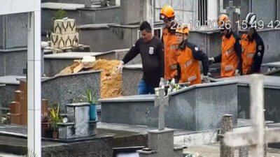 Copertina di Si siede sulla tomba del padre, ma la copertura cede e precipita per 3 metri e mezzo: muore a 48 anni e viene sepolto lì