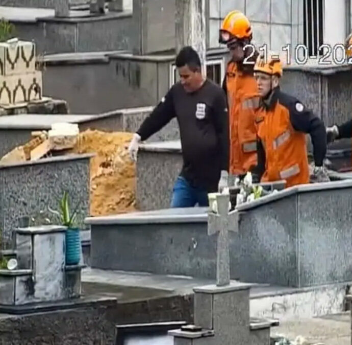 Si siede sulla tomba del padre, ma la copertura cede e precipita per 3 metri e mezzo: muore a 48 anni e viene sepolto lì