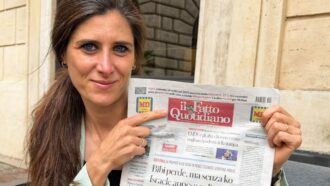 Copertina di Appendino (M5s) invita a comprare una copia del Fatto: “Sosteniamo chi ha ancora il coraggio di fare le pulci al Sistema”