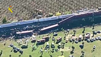 Copertina di Spagna, le prime immagini dopo lo scontro: la zona del disastro, i treni schiacciati, i vagoni precipitati