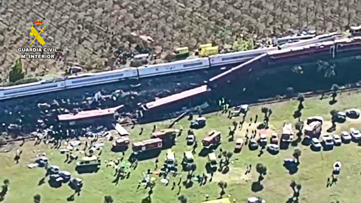 spagna le prime immagini dopo lo scontro la zona del disastro i treni schiacciati i vagoni precipitati da Ilfattoquotidiano.it spagna le prime immagini dopo lo scontro la zona del disastro i treni schiacciati i vagoni precipitati