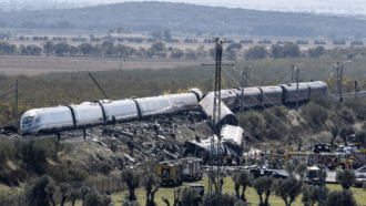 Copertina di Il guasto del sistema di sicurezza e gli errori della sala di controllo: i 17 minuti del disastro ferroviario in Spagna