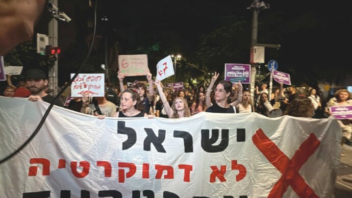 Tel Aviv, in migliaia vanno in piazza. “Vogliamo il cambiamento, Eisenkot e arabi insieme”