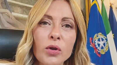 Copertina di Meloni attacca subito la giudice: “Vergogna”. Anm: “Intimidatoria”