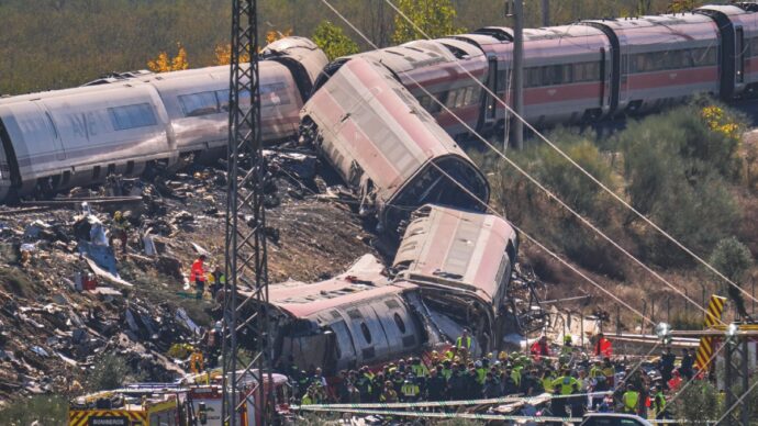 Spagna, nuova strage AV.  Destra contro Sánchez: 750 mln ai treni del Marocco