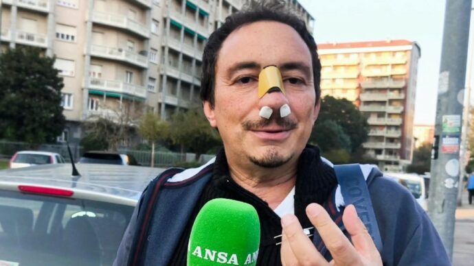Prof lo interroga, 14enne gli rompe naso