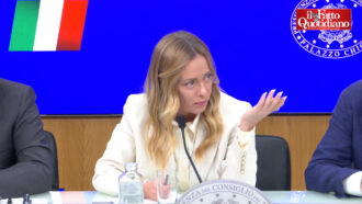 Copertina di Il confronto tra Meloni e il giornalista su Siher: “Non c’entra con il weekend degli incidenti”. E la premier: “Mi scuso, ho sbagliato un verbo, sono contenta che lei lo difenda”