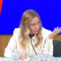 Copertina di Il confronto tra Meloni e il giornalista: “Siher non c’entra con il weekend degli incidenti”. E la premier: “Mi scuso, ho sbagliato un verbo: sono contenta che lo difenda”
