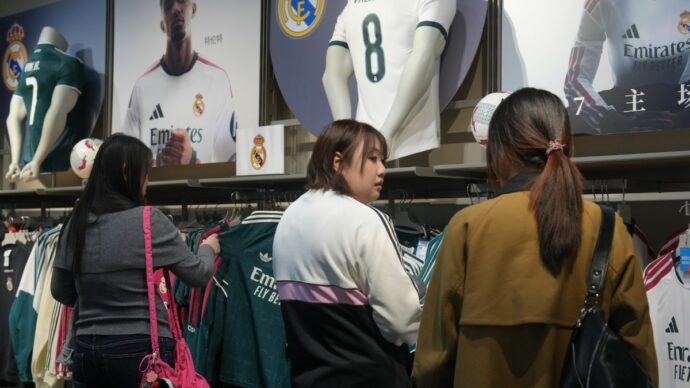 Il Real Madrid si piega a Pechino: i milioni in gioco dietro le scuse pubbliche al “popolo cinese” dopo il caso Mbappè