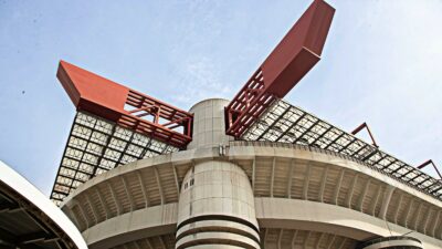 Copertina di Milan e Inter presentano il nuovo stadio: dalle tribune stile Dortmund ai led esterni, ecco come sarà. Cambierà anche nome