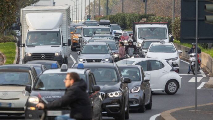L’Italia ostaggio del traffico.1,33 miliardi di ore perse e un conto da 22 miliardi