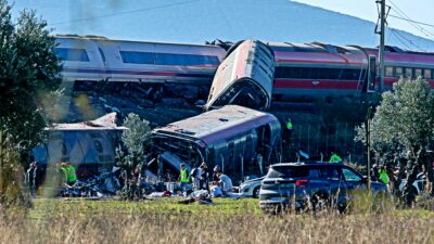 Copertina di Spagna, incidente tra due treni dell’alta velocità: “Almeno 39 morti e 150 feriti”. Vagoni precipitati, è la stessa linea della strage di gennaio