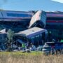 Copertina di Spagna, incidente tra due treni dell’alta velocità: “Almeno 39 morti e 150 feriti”. Vagoni precipitati, è la stessa linea della strage di gennaio