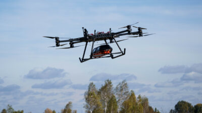 Copertina di Soldato in Ucraina si amputa il piede con un coltello da scatolette per sopravvivere e resiste 491 giorni al fronte: un drone gigante lo porta in salvo