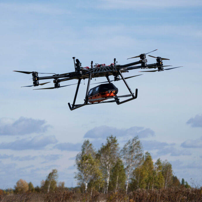Soldato in Ucraina si amputa il piede con un coltello da scatolette per sopravvivere e resiste 491 giorni al fronte: un drone gigante lo porta in salvo