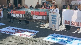 Copertina di Caregiver in piazza contro il ddl Locatelli: “400 euro al mese per assistere i nostri figli? È lavoro nero di Stato. No elemosina, vogliamo dignità”