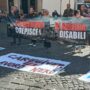 Copertina di Caregiver in piazza contro il ddl Locatelli: “400 euro al mese per assistere i nostri figli? È lavoro nero di Stato. No elemosina, vogliamo dignità”